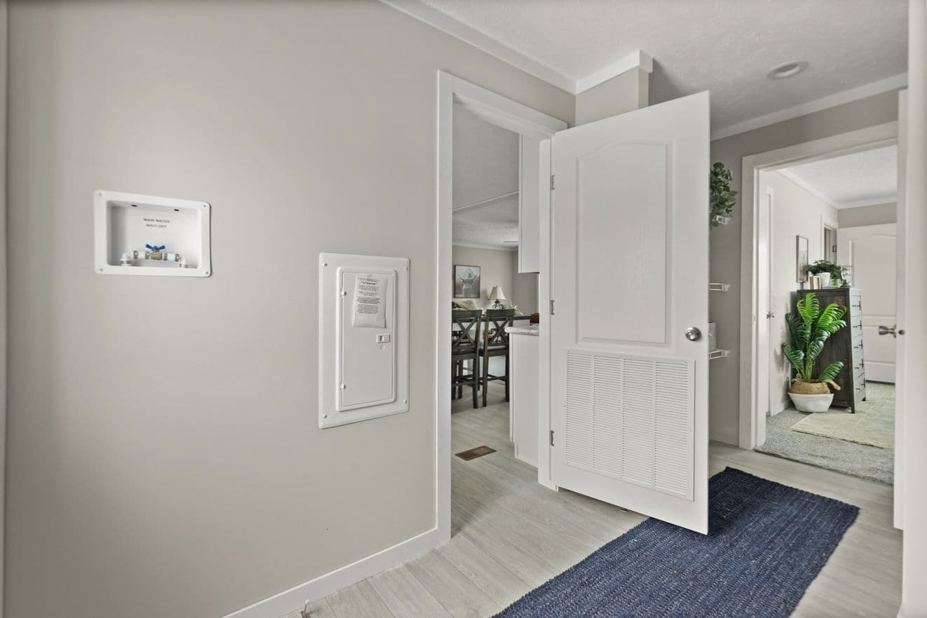 Escape 28443b interior home features