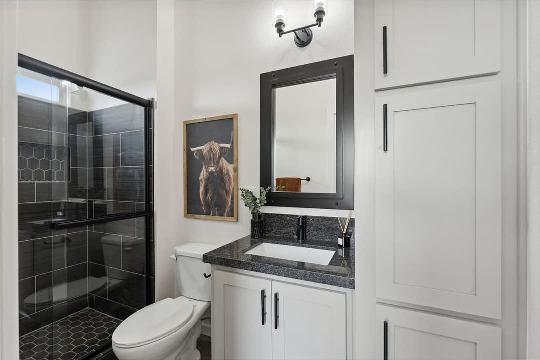 Ata-01 bathroom home features