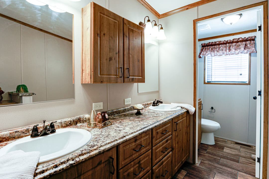 Doublewide s-28×56-32flp bathroom home features
