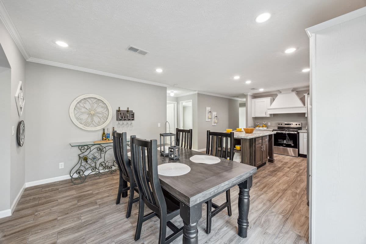 Md-43-32 stagecoach interior home features