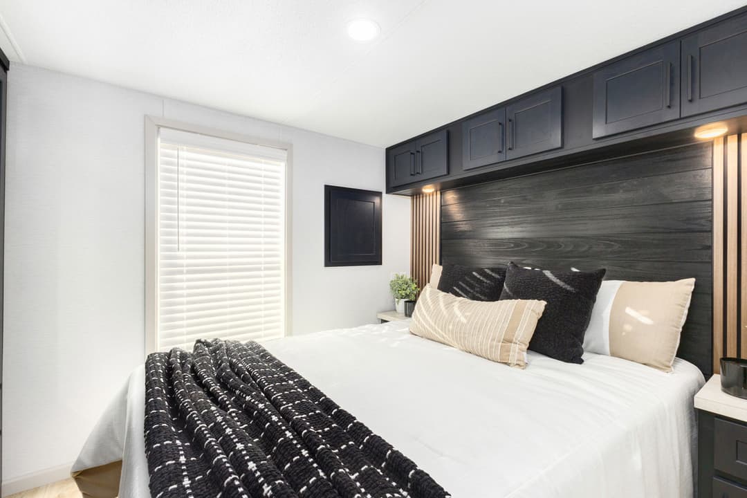 Island 6376 bedroom home features