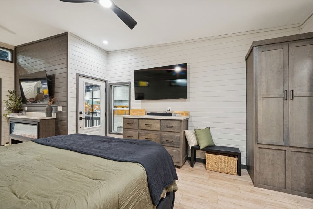 Cottonwood 14361h bedroom home features