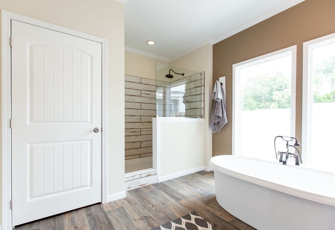 Southern charm 3br bathroom home features