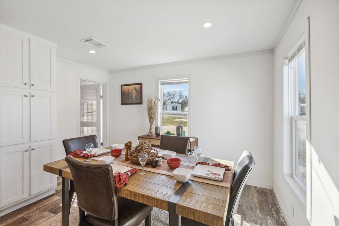 Rm2848h interior home features