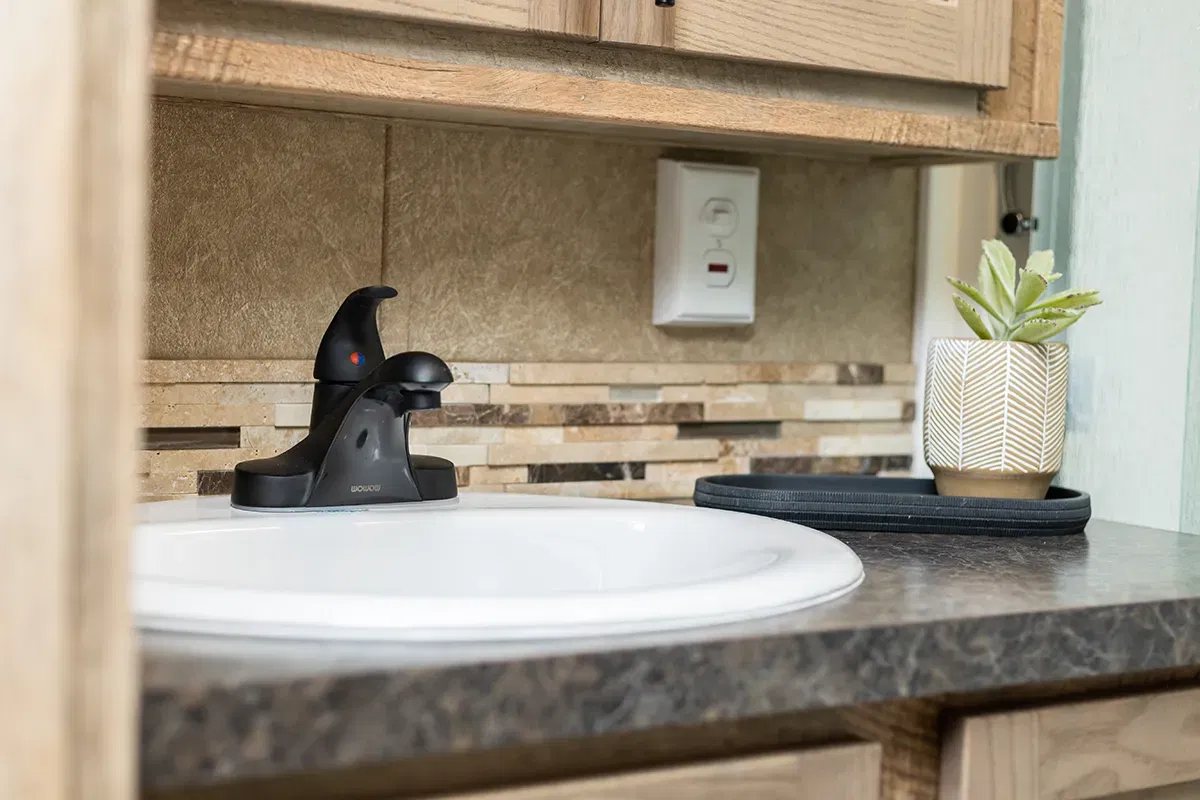 Lakeside 8043k bathroom home features