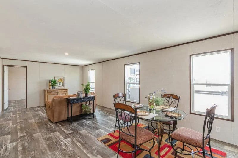 Grand interior home features