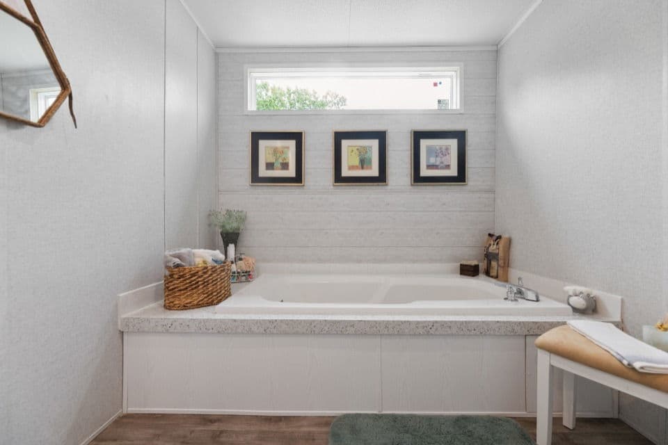 Pinnacle 28603p bathroom home features