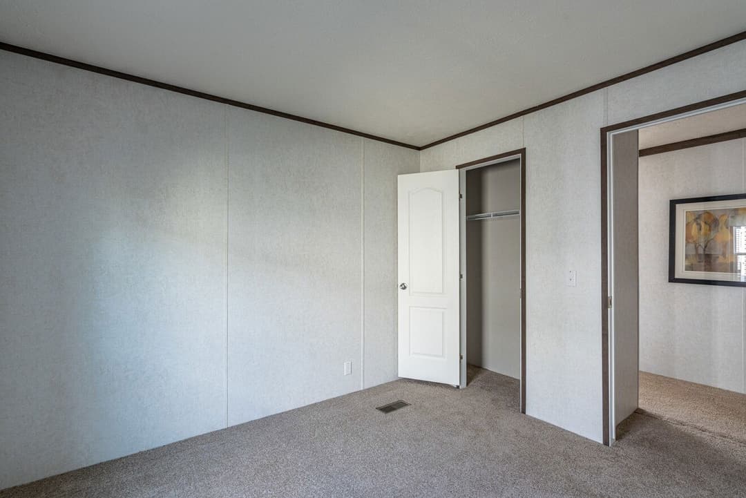 Entertainer 28764e bedroom home features