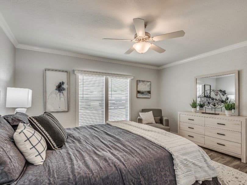 Emerald 28483a bedroom home features