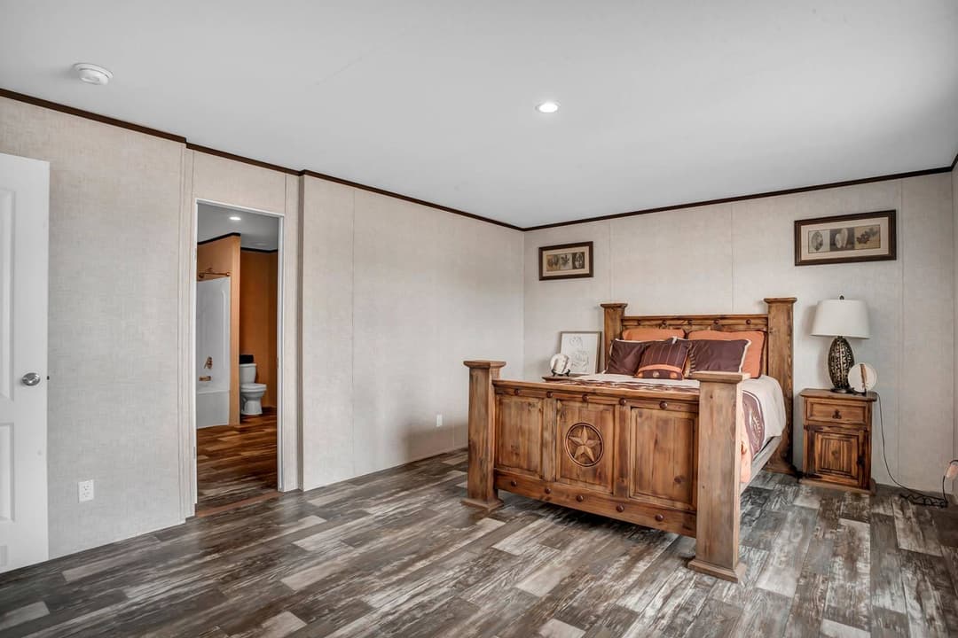 Rm2848a bedroom home features