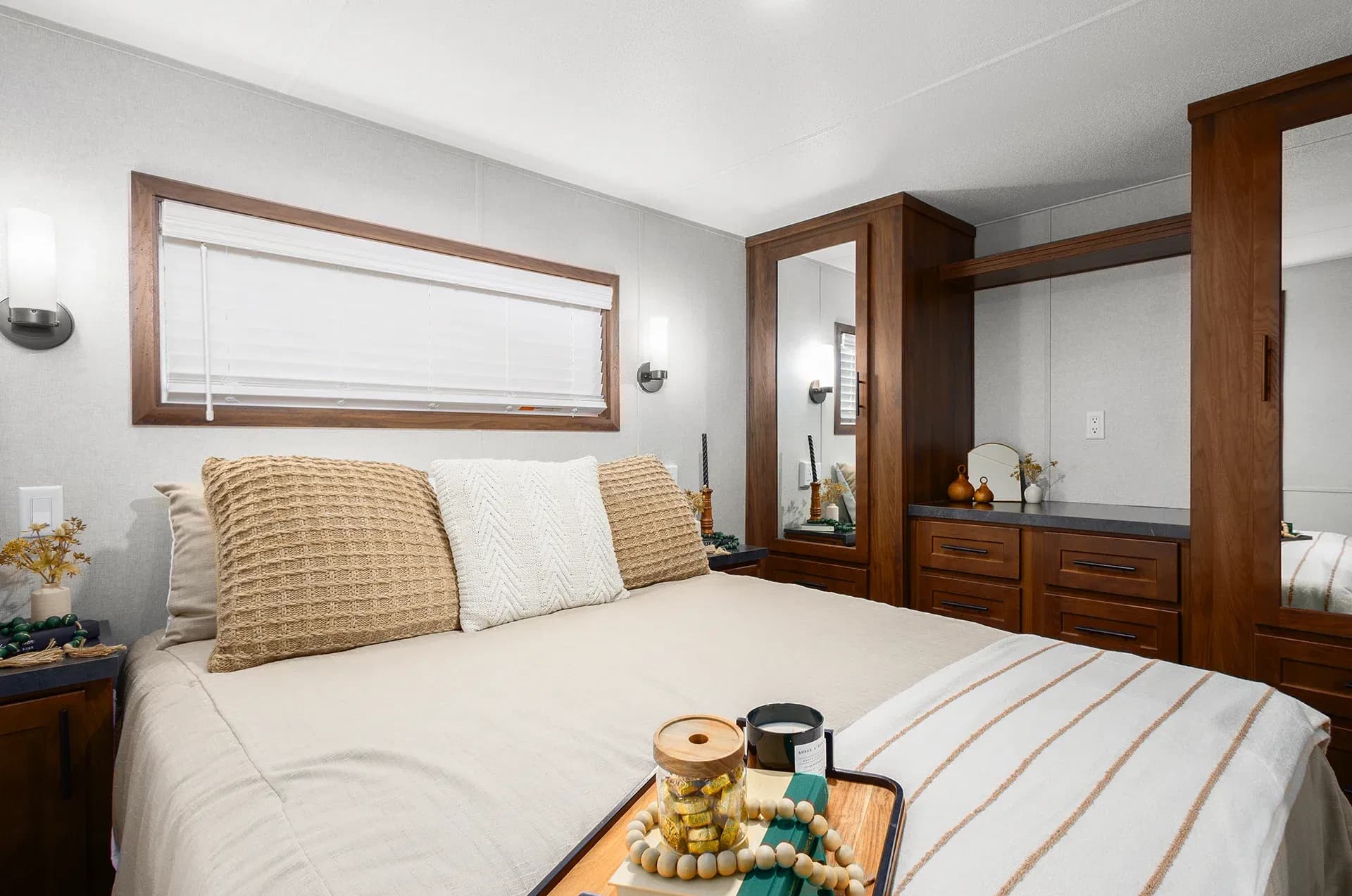 Lakeside 8113 bedroom home features