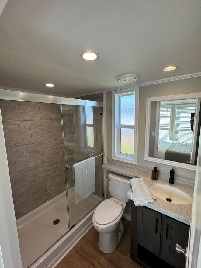 Vista 14411o bathroom home features