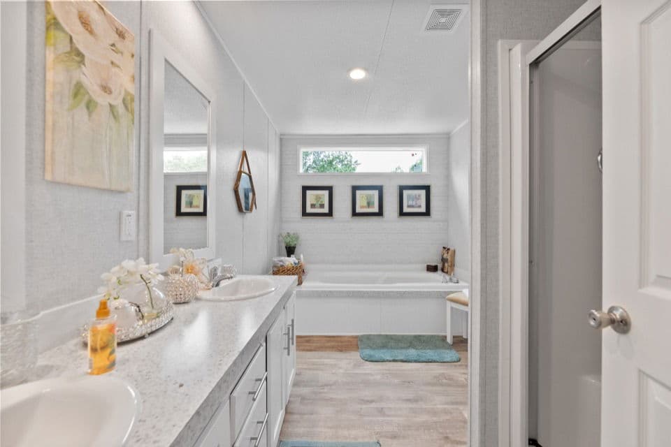 Pinnacle 28603p bathroom home features