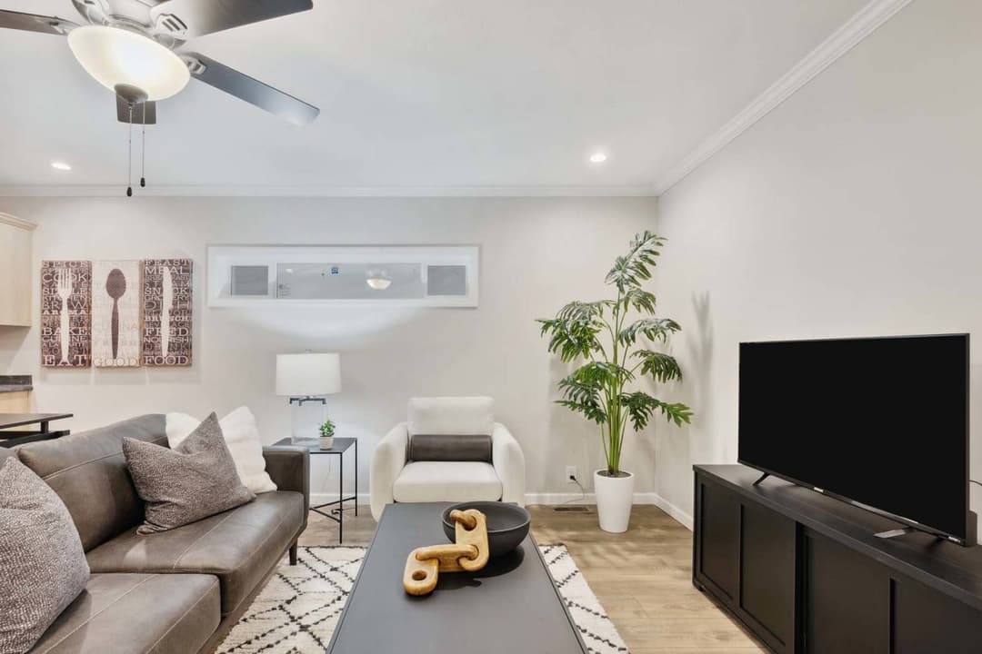 C819 interior home features