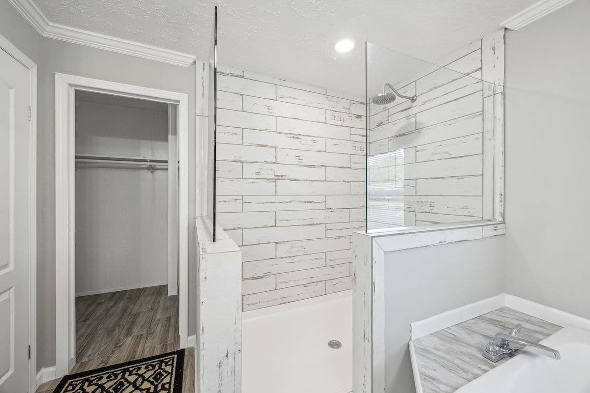 Md-43-32 stagecoach bathroom home features