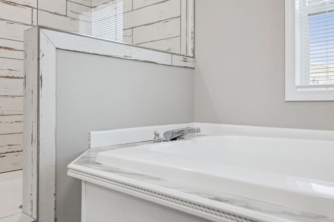 Md-43-32 stagecoach bathroom home features