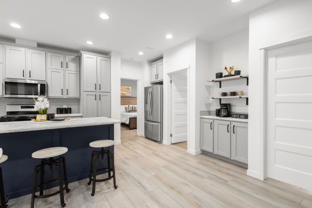 Pinecrest elite modular pgm5009-p interior home features