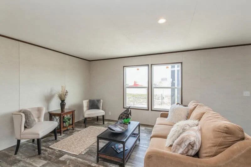 Grand interior home features