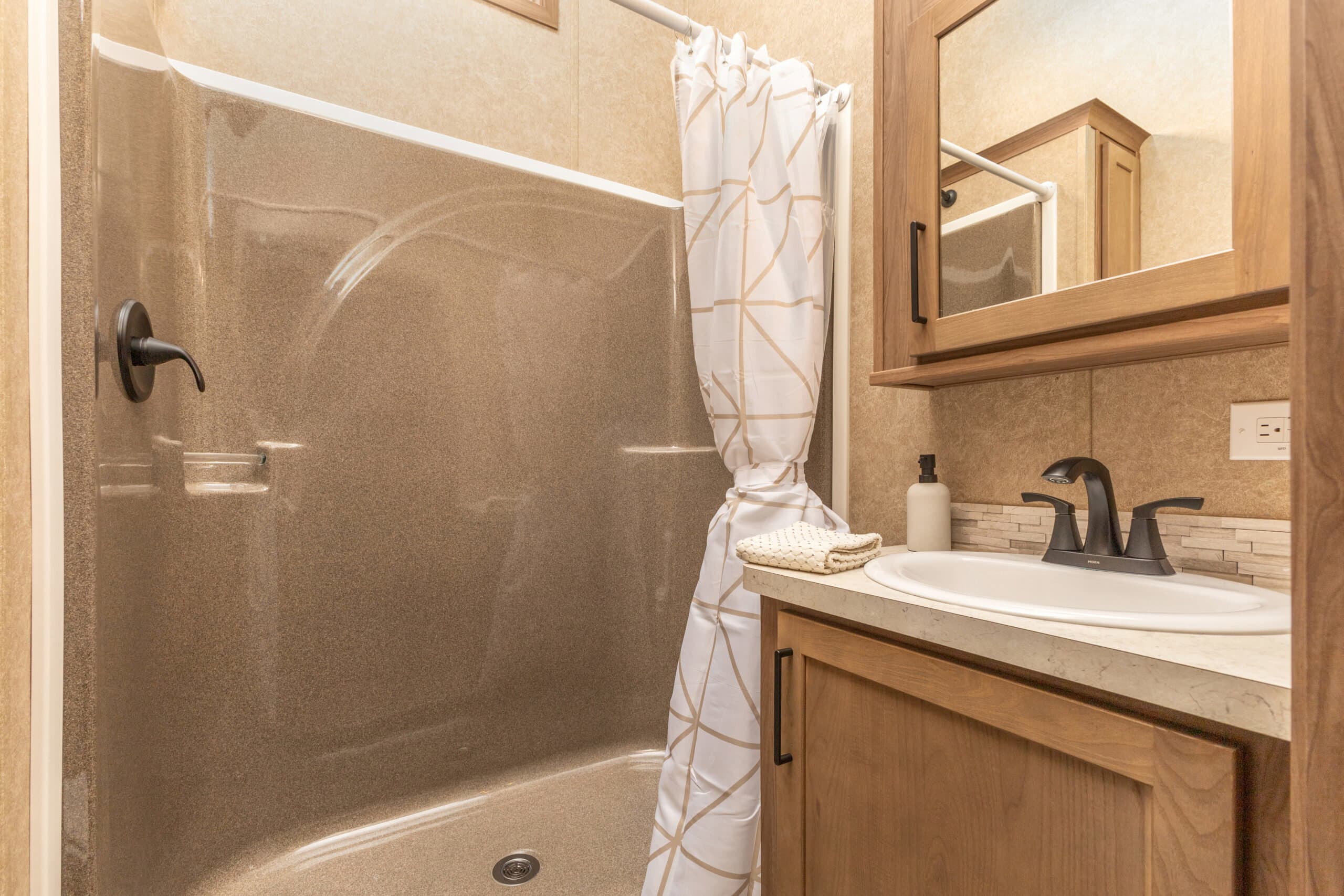 Lakeside 8180 bathroom home features