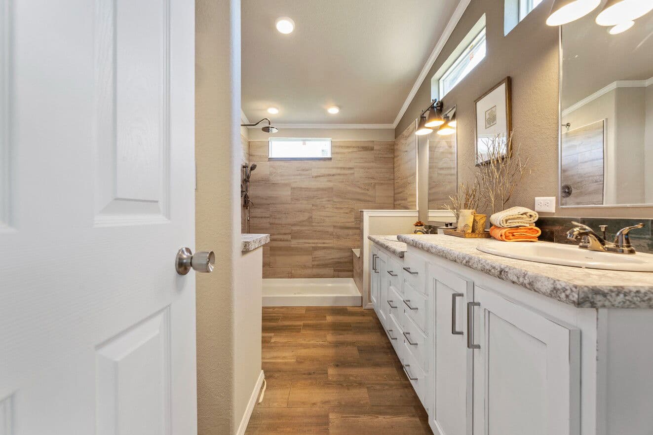 Hacienda 41604a bathroom home features