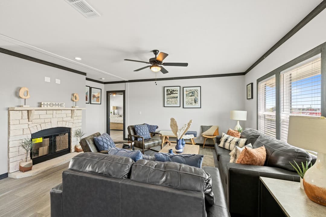 Pecan valley  28603p interior home features