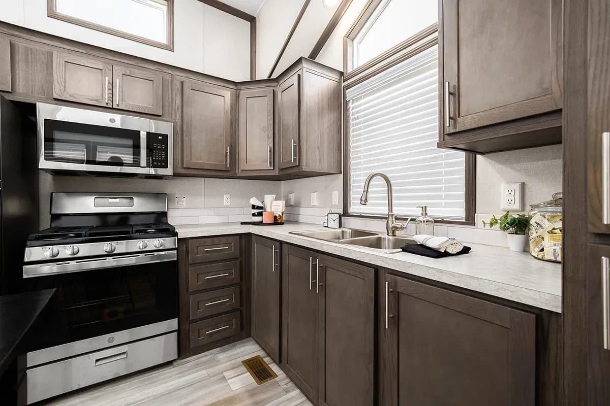 Lakeside 8155 kitchen home features