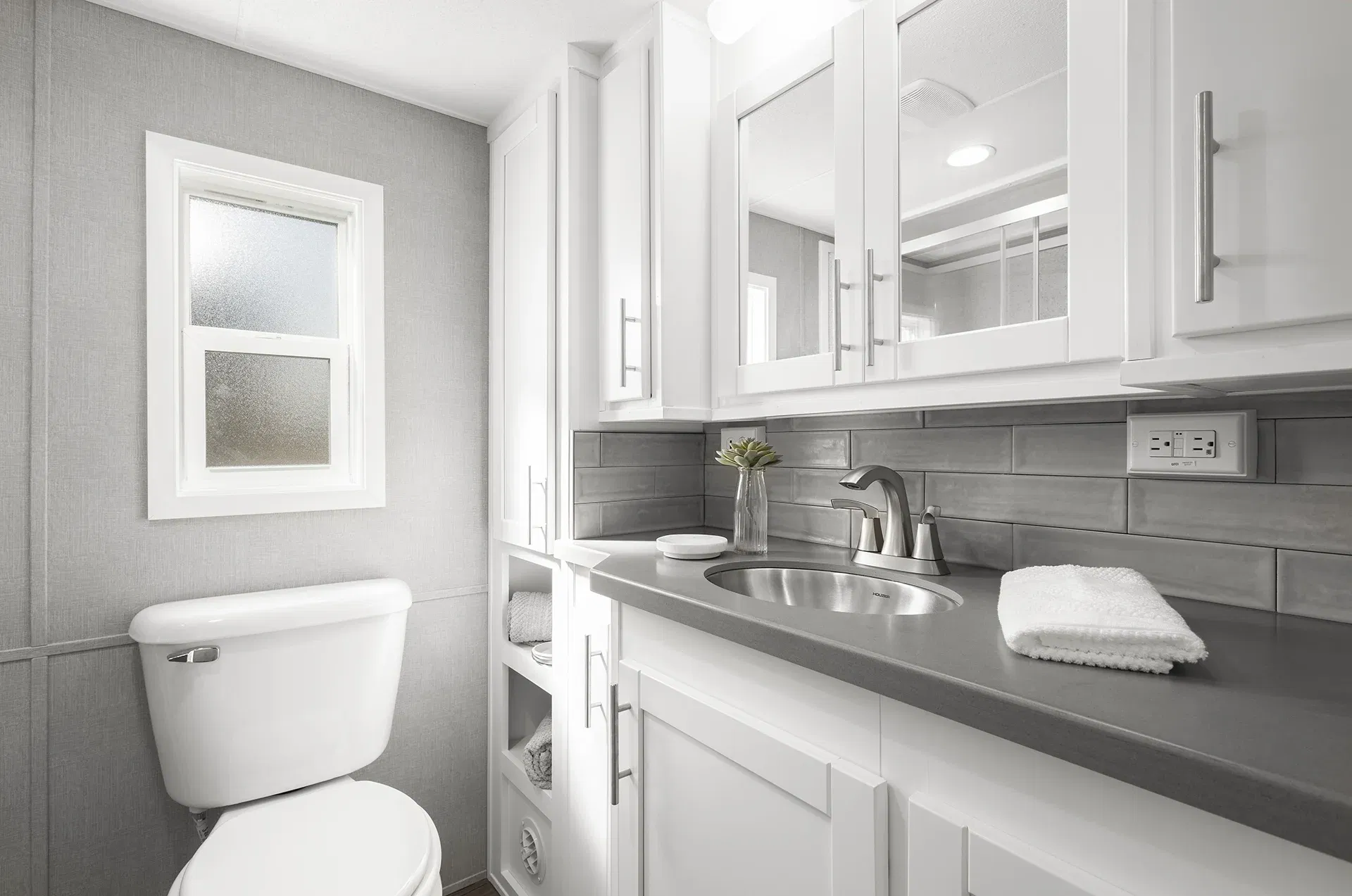 Eldorado 9043 bathroom home features