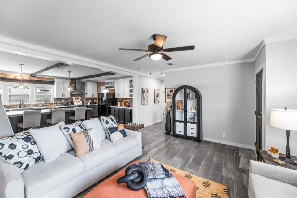 Apex 32763x interior home features