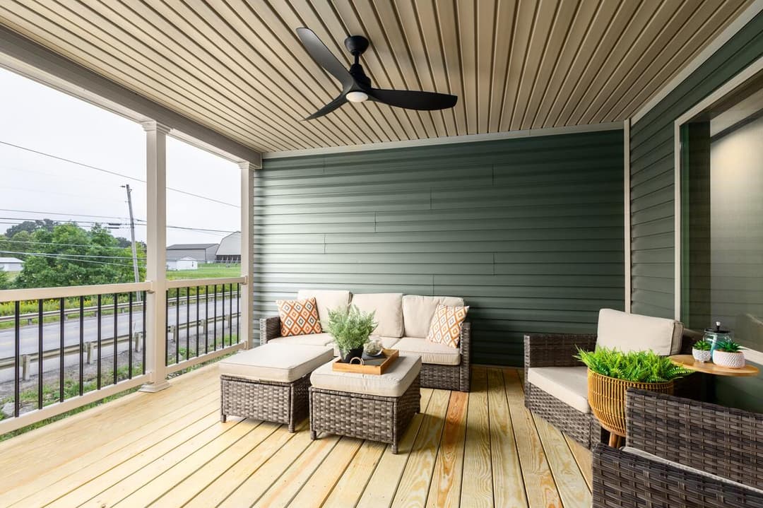 Regulus exterior home features