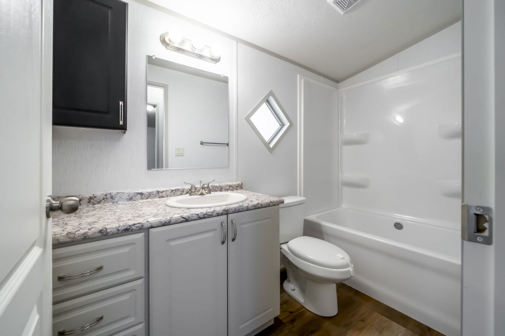 Heritage h-1880-32e bathroom home features