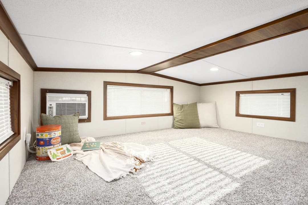 Canvas 7002wd bedroom home features