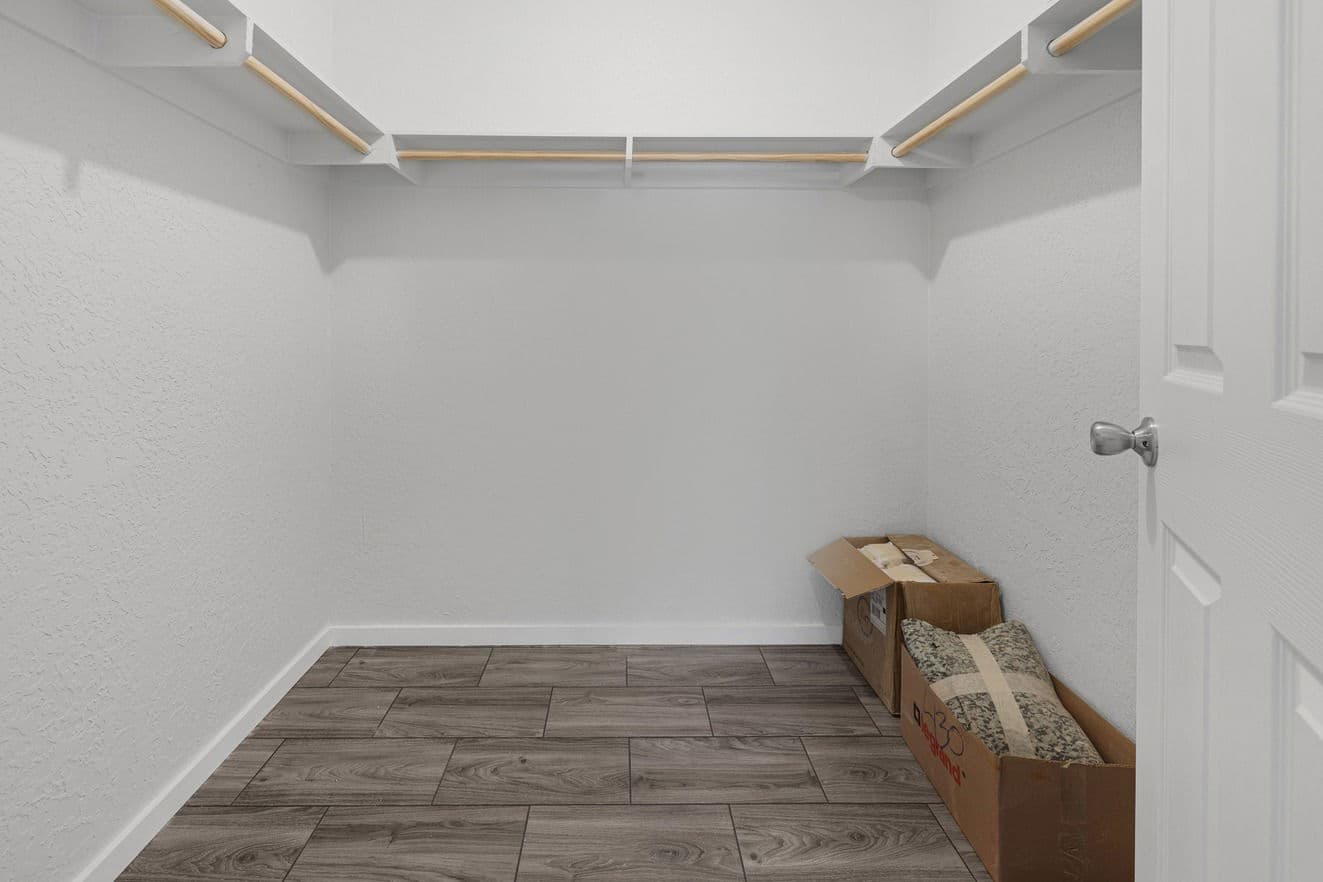 Topaz 28563a interior home features