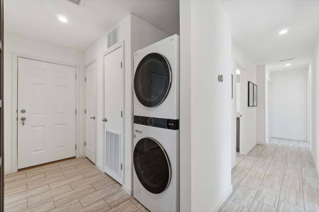 Aurora-e interior home features