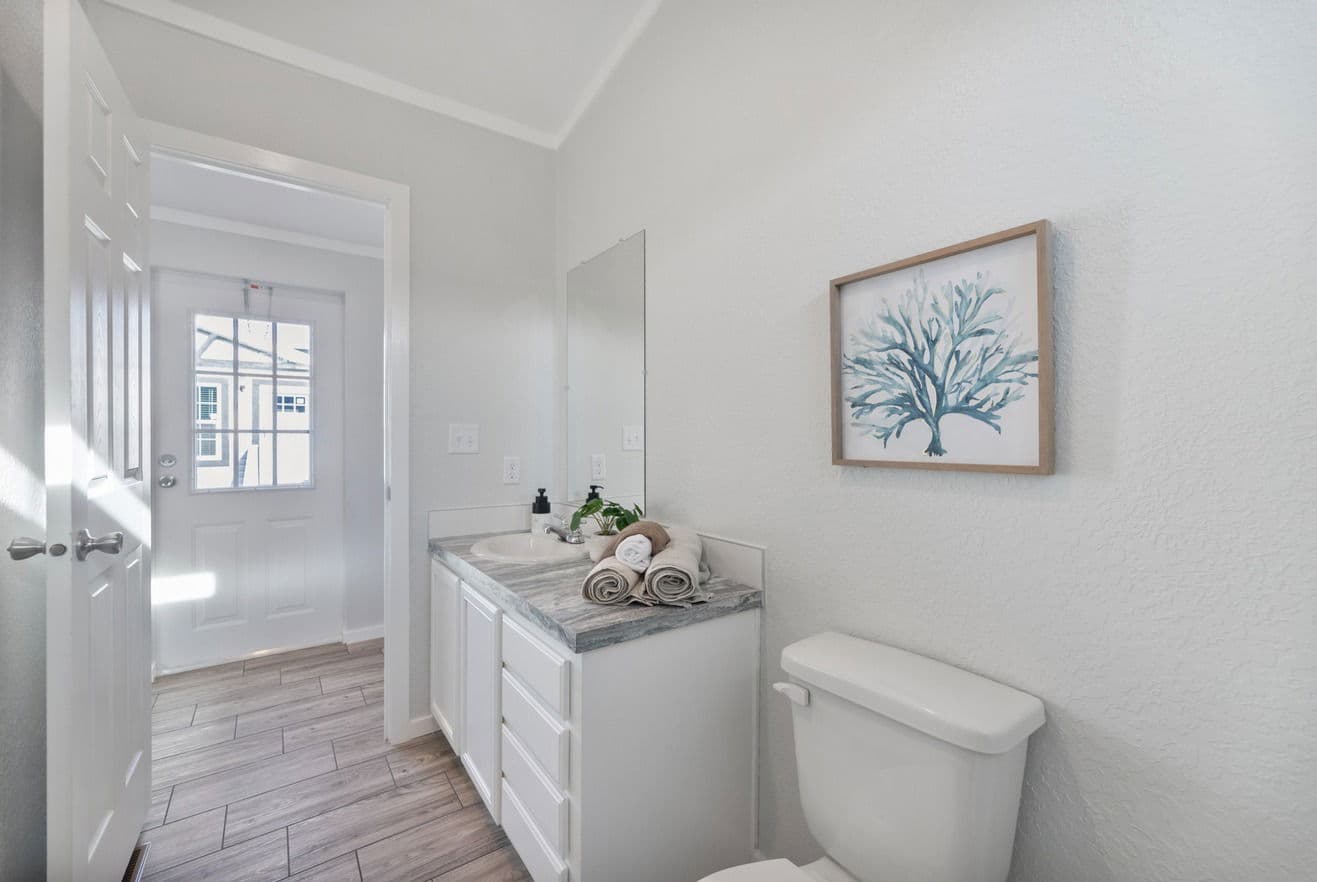 Emerald 16682a bathroom home features