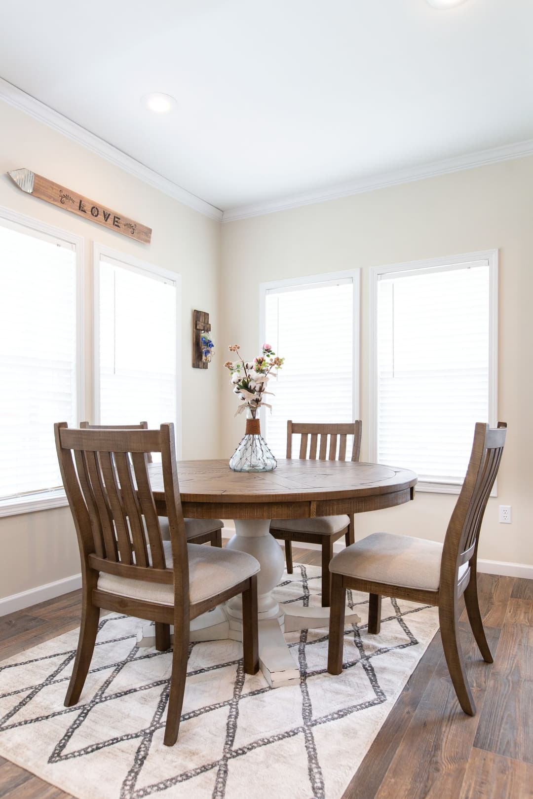 Southern charm 4br interior home features