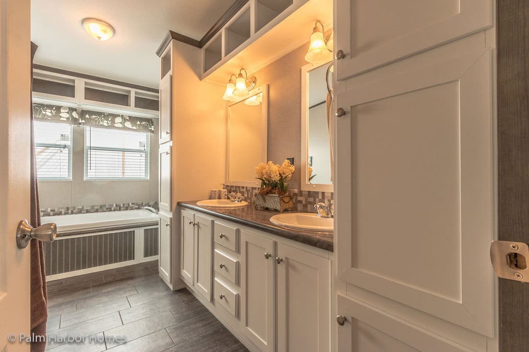 Arlington 30483a bathroom home features