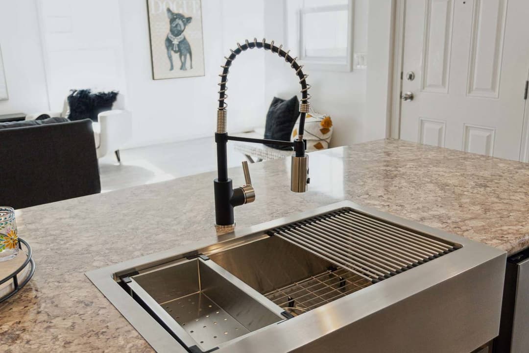 Aurora-e kitchen home features