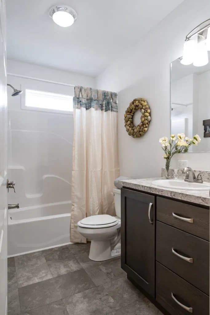 La bella casa bathroom home features