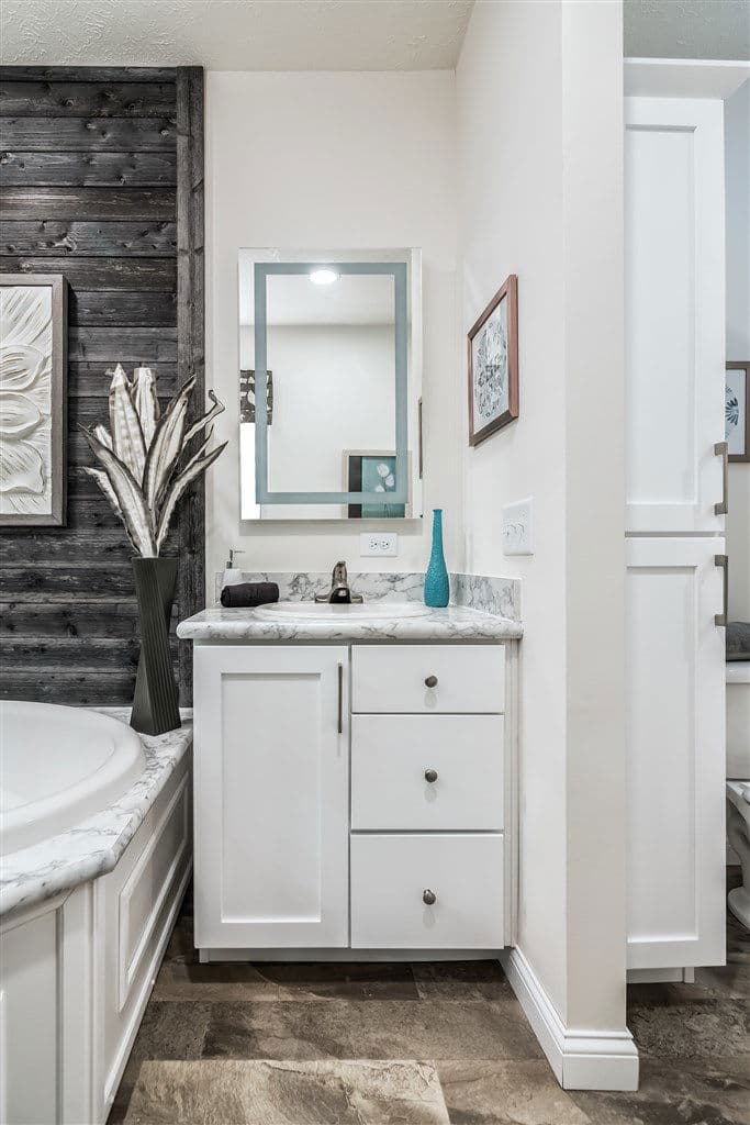 Ultra 13 bathroom home features