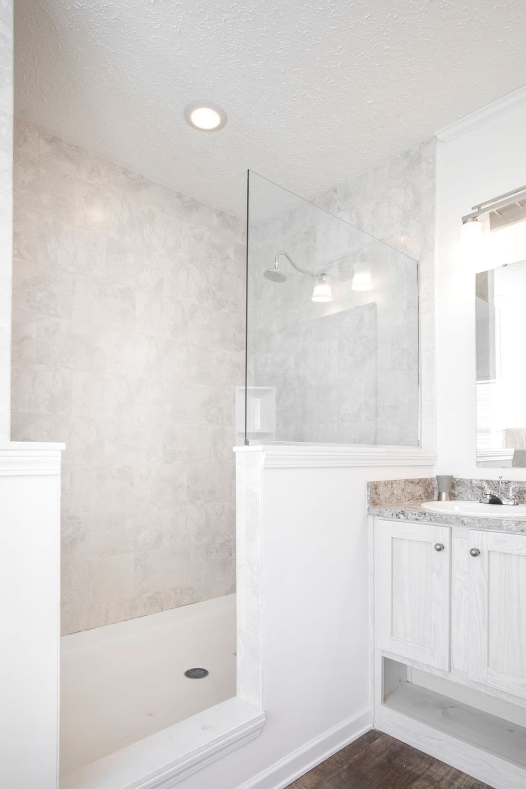 1558 jamestown bathroom home features