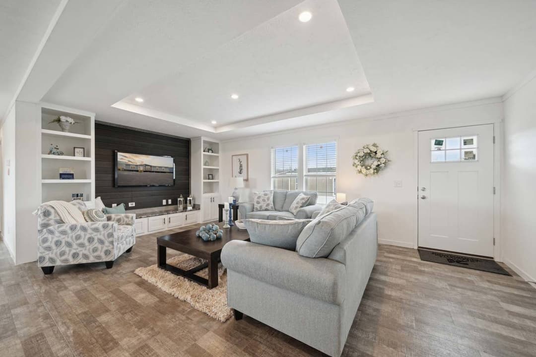 Pursuit interior home features