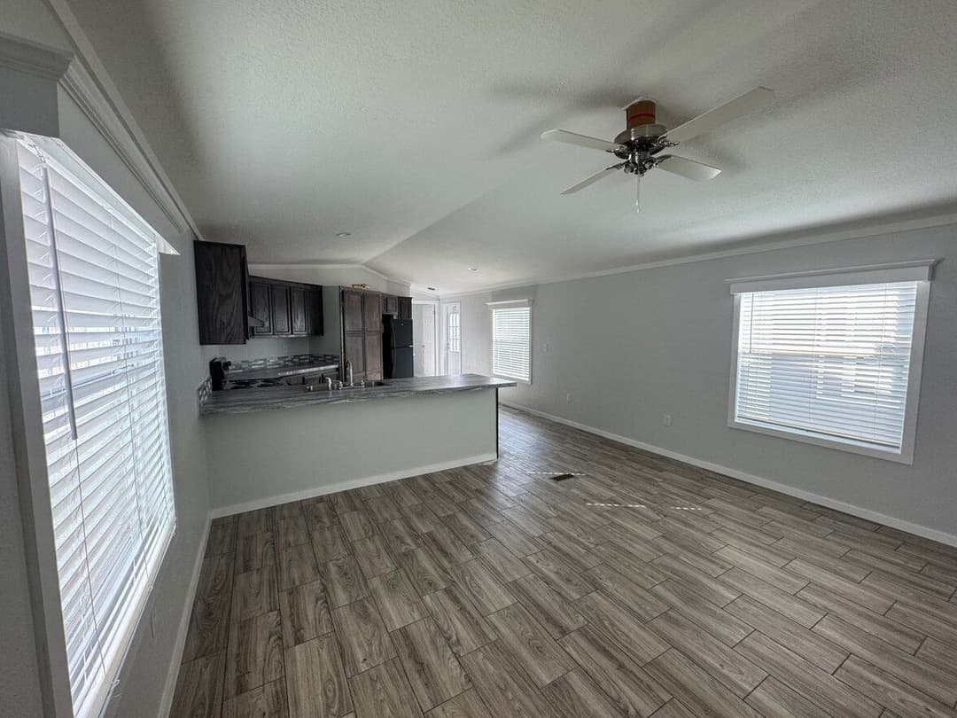 Solitaire 16763a interior home features