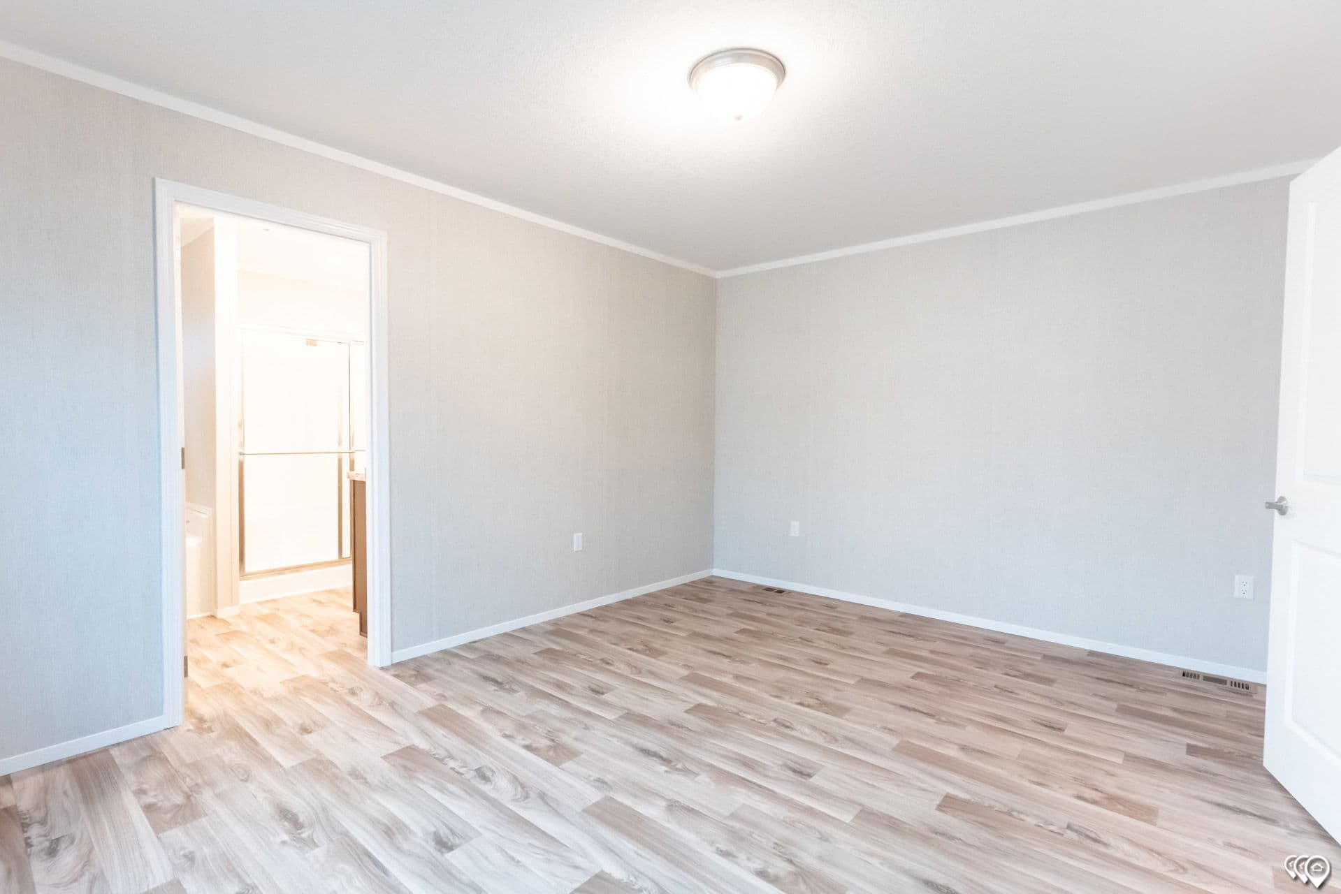 Arc1680-8012 bedroom home features