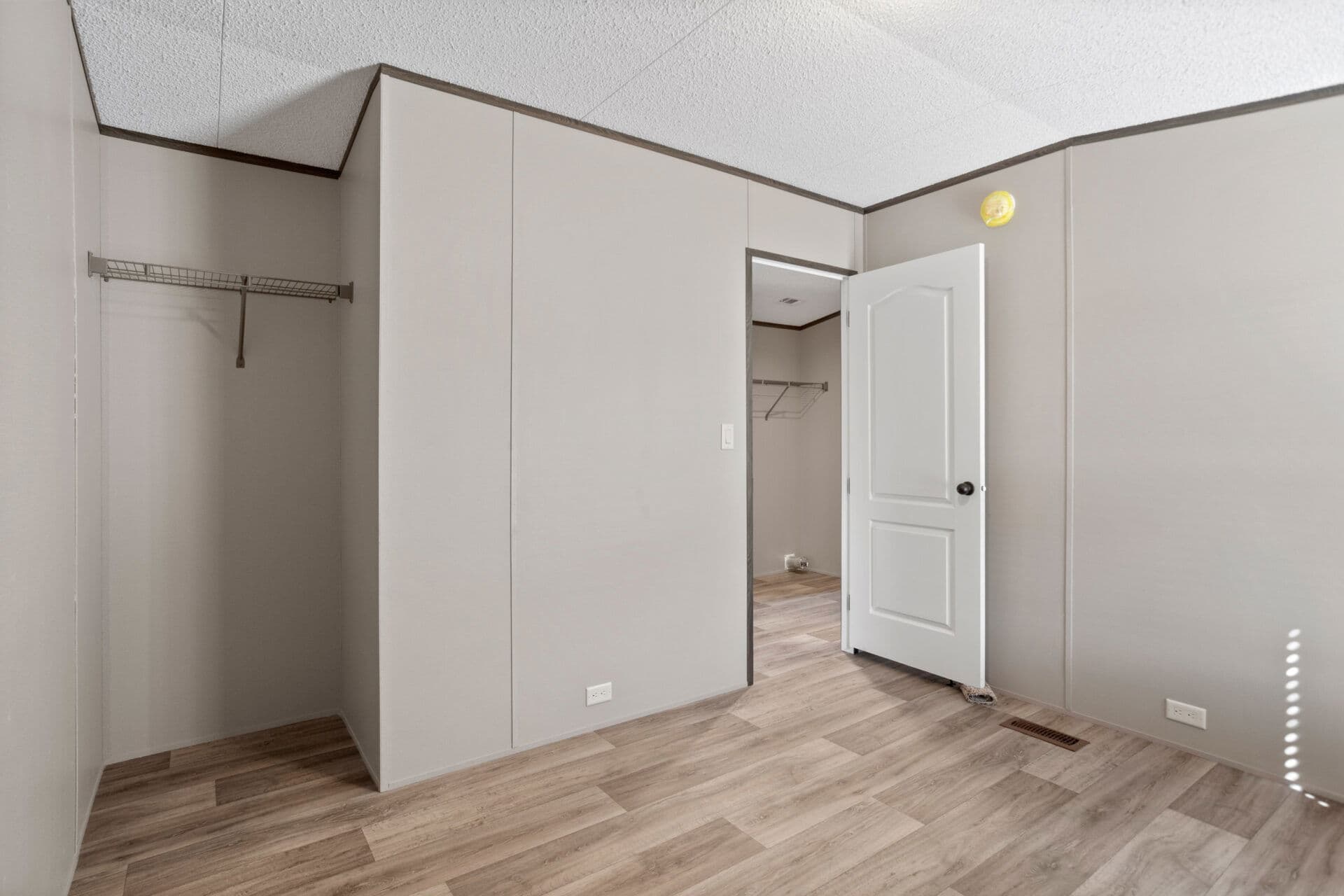 Classic c-1672-32c bedroom home features