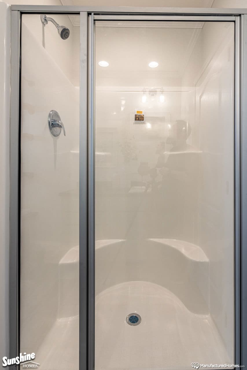 Pri1684-1021 bathroom home features