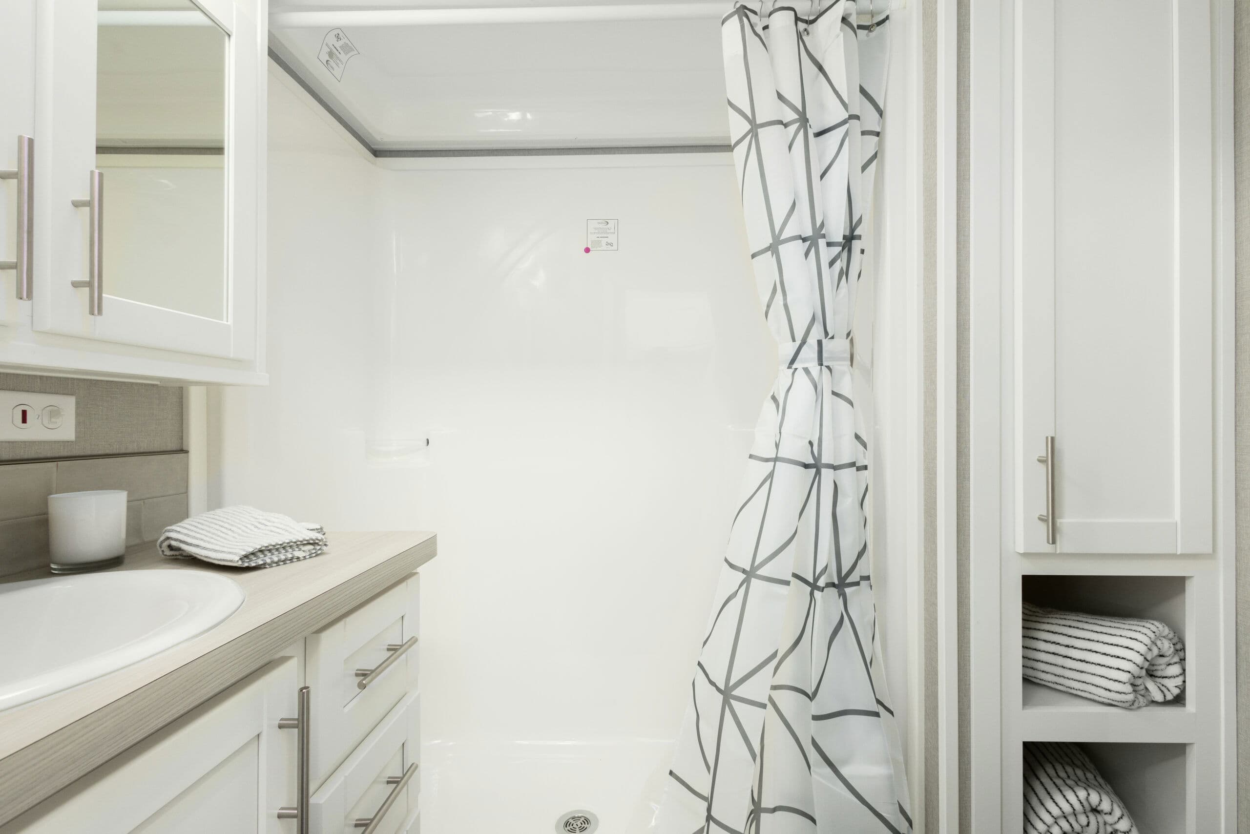 Lakeside 8104bk bathroom home features