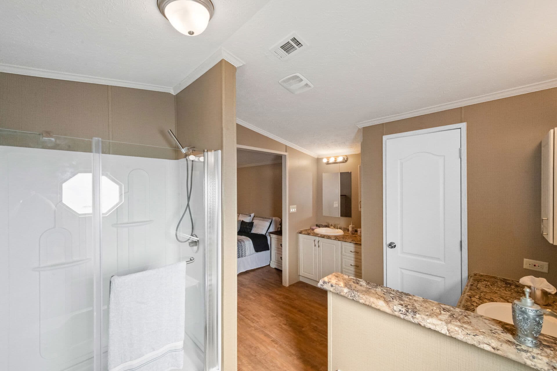 Ultra 18-wide h-18×80-32f bathroom home features