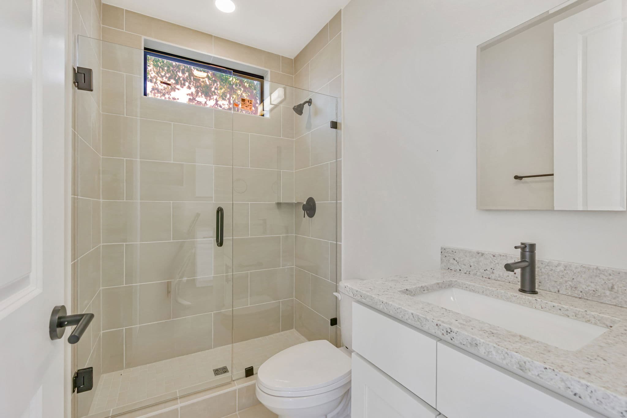The piedmont (34') bathroom home features