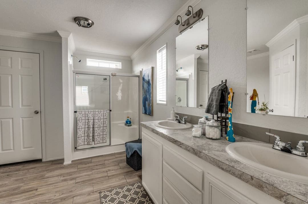 Emerald 28603a bathroom home features