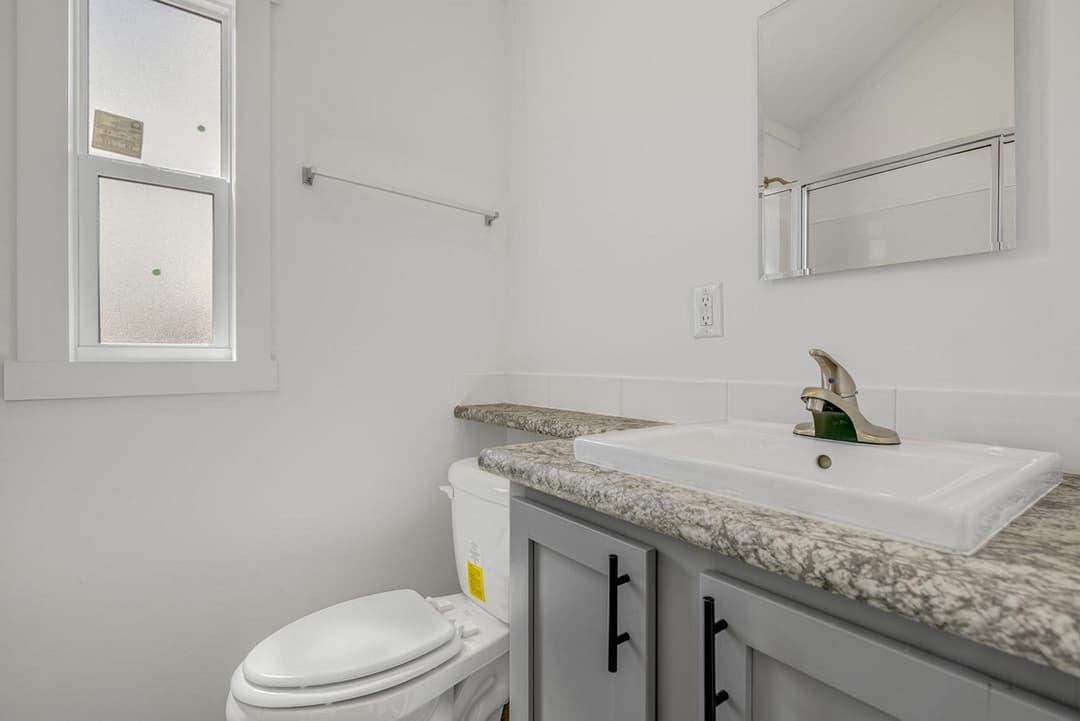 Park model 528 070 bathroom home features